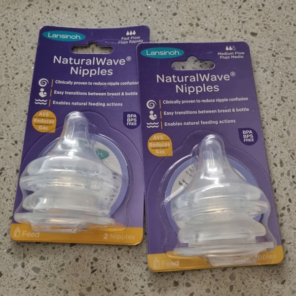 Tetinas NaturalWave para alternar fácilmente entre el pecho y biberón